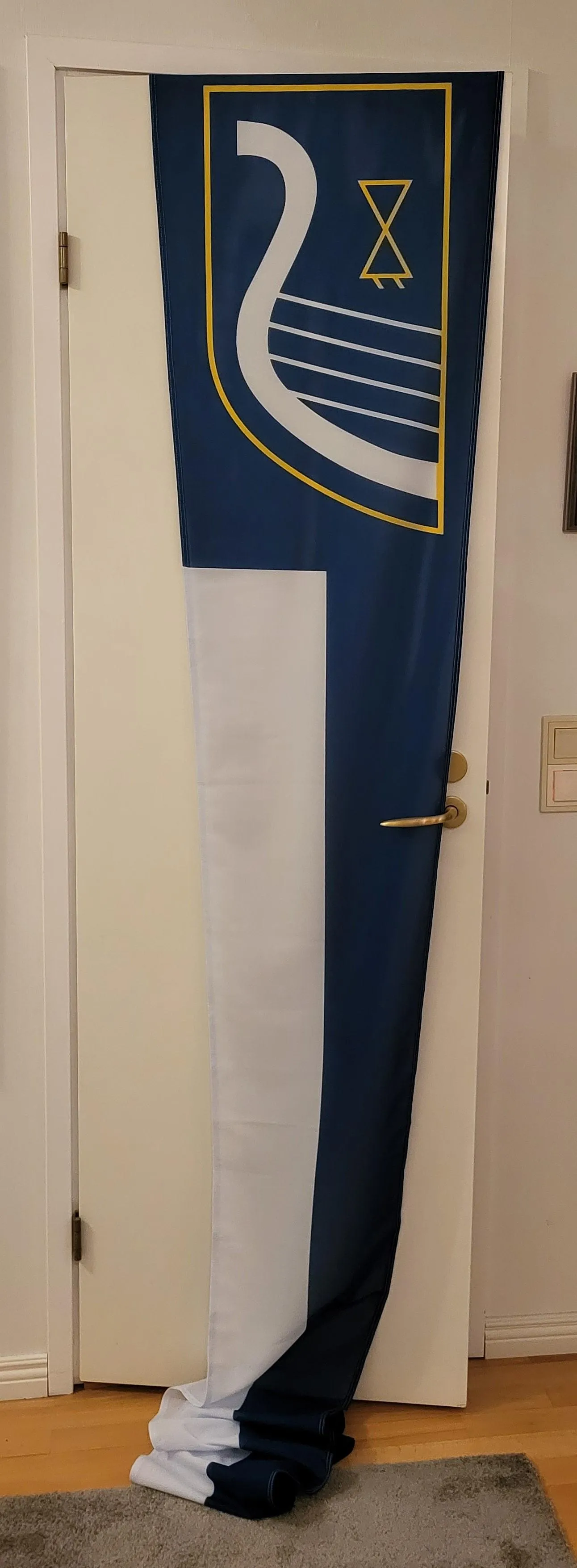 Uusi Suortti-suvun sukuviiri, jonka yläosassa on suvun tunnus